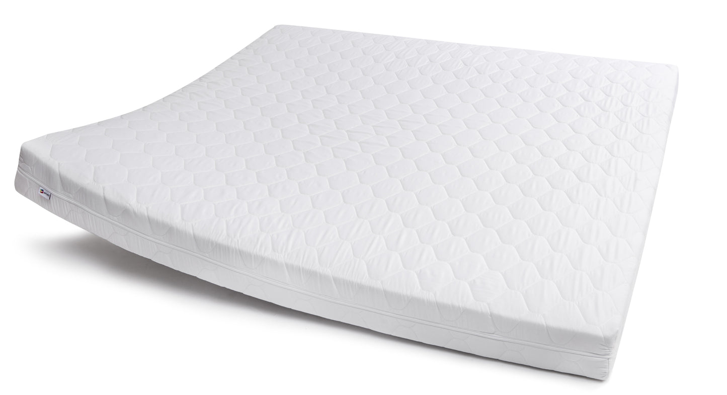 Materac Orsola 200×200 cm z pokrowcem hipoalergicznym – widok pełnego materaca w białym, pikowanym pokrowcu, podkreślający jego elegancki wygląd, komfort i właściwości antyalergiczne.