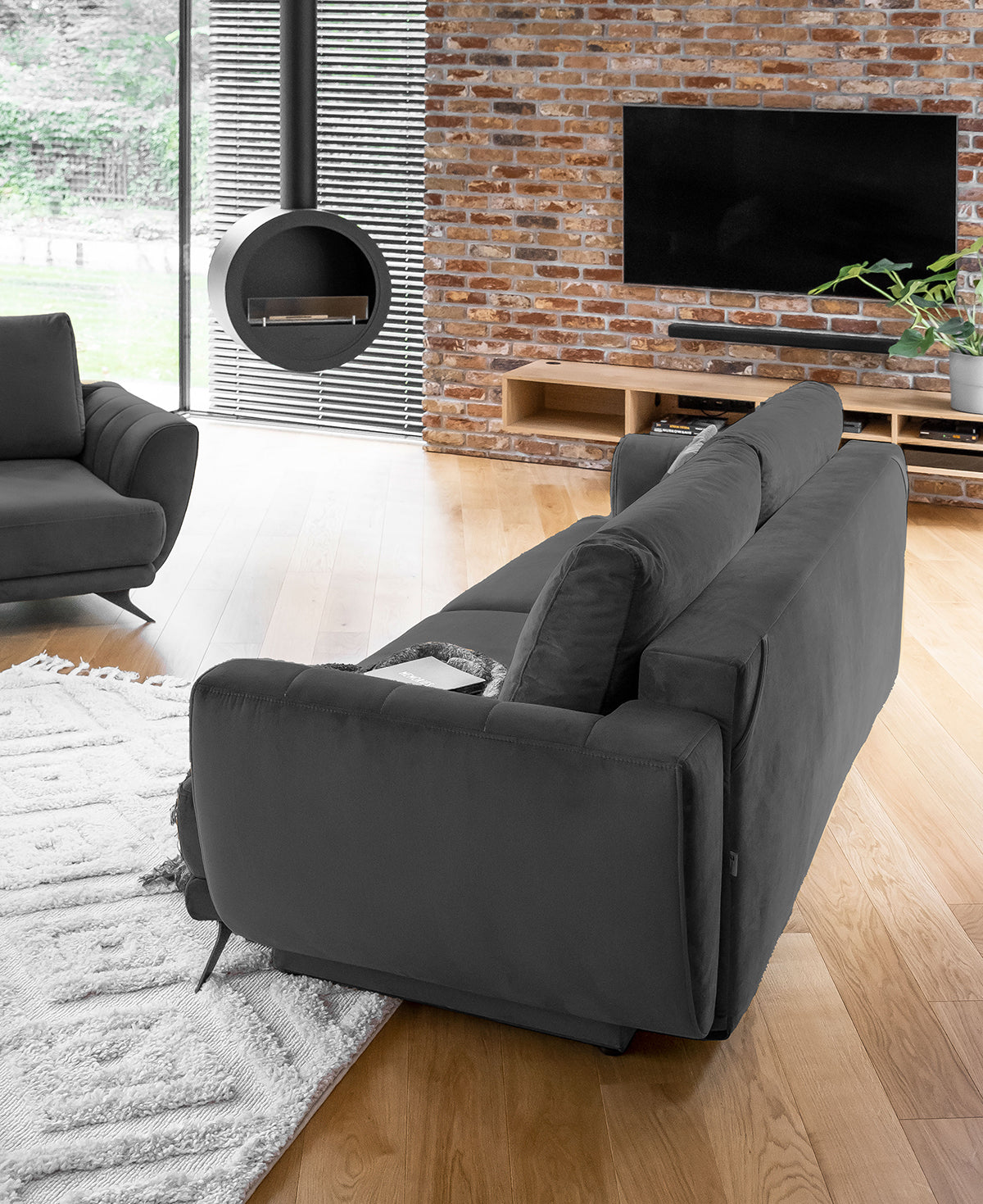 Komplet wypoczynkowy Megis Nube w kolorze antracytowym idealnie pasuje do eleganckich salonów. Funkcjonalny zestaw sprzyja wygodzie użytkowania każdego dnia.
