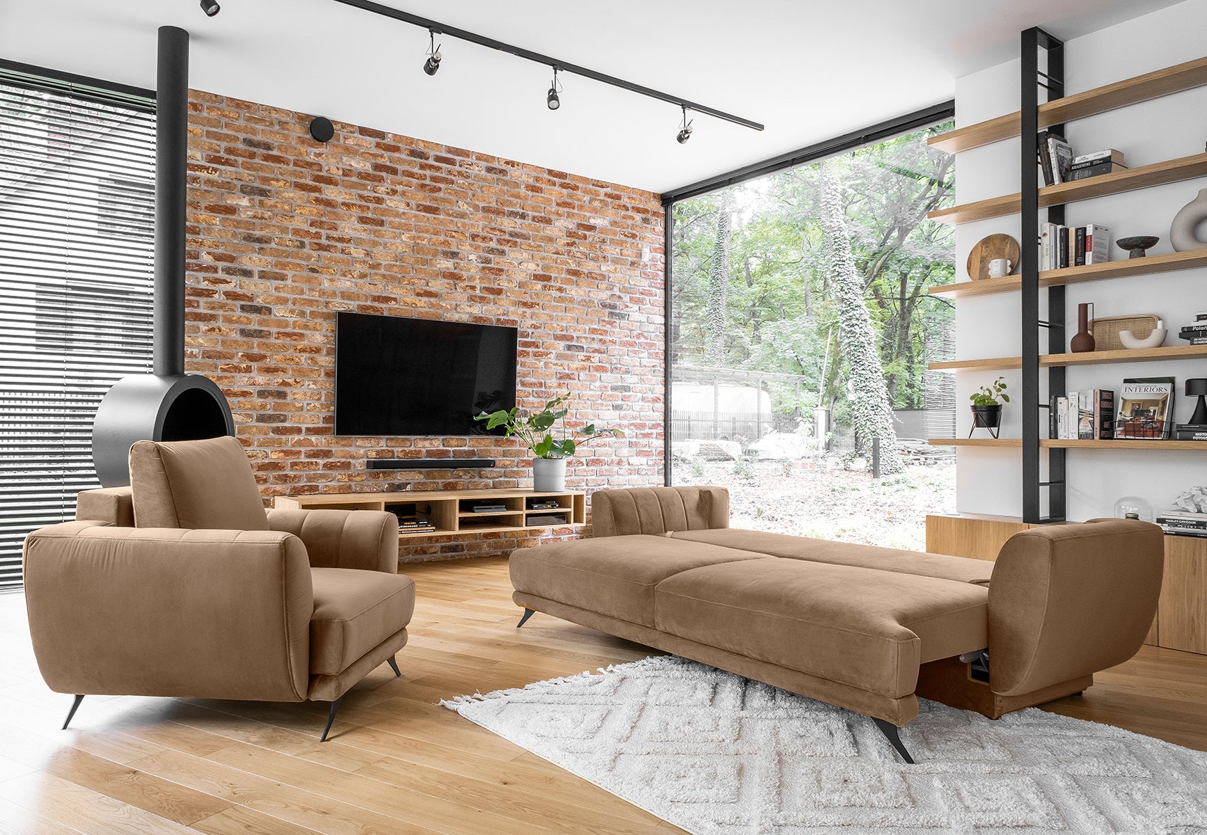 Megis Nube 20 to beżowy komplet wypoczynkowy o nowoczesnym designie. Sofa z fotelem i pufą tworzy komfortową przestrzeń do relaksu.

