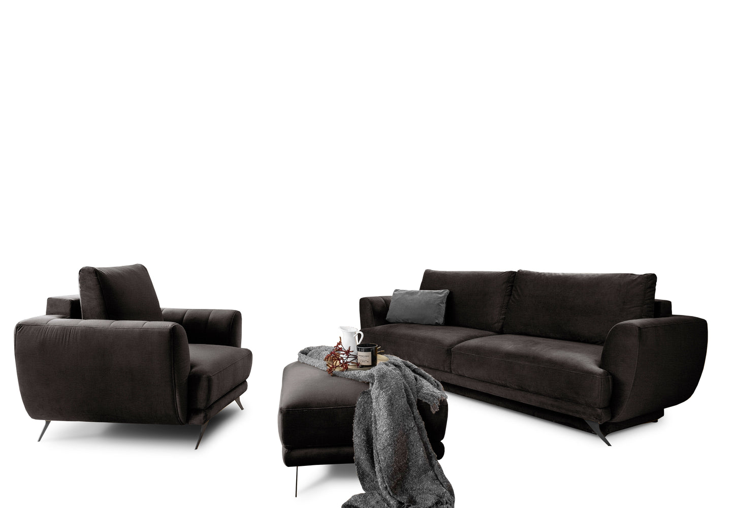 Komplet wypoczynkowy Megis Nube 22 w brązowym kolorze składa się z sofy, fotela i pufy. Całość tworzy elegancką strefę relaksu w nowoczesnym salonie.
