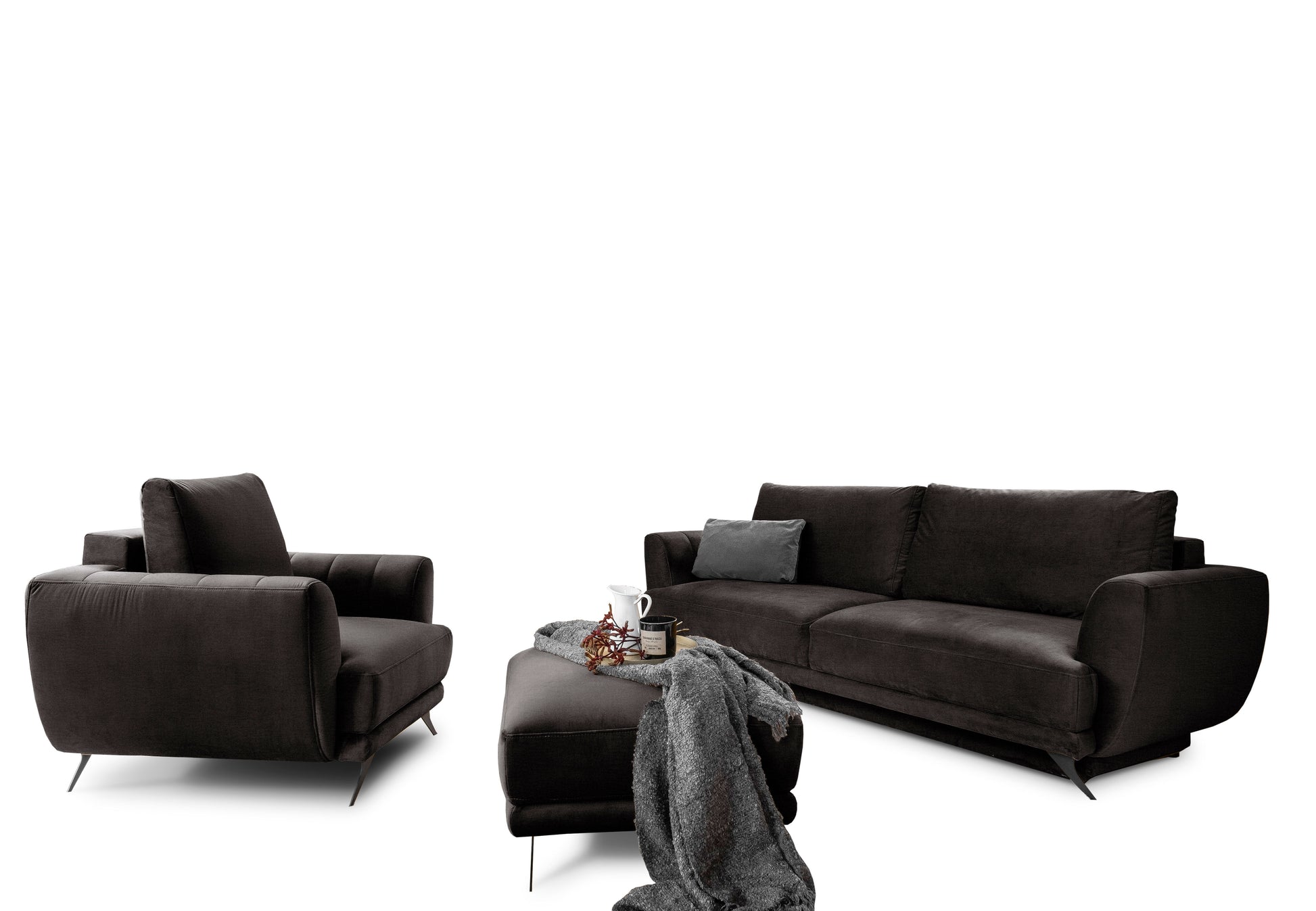 Komplet wypoczynkowy Megis Nube 22 w brązowym kolorze składa się z sofy, fotela i pufy. Całość tworzy elegancką strefę relaksu w nowoczesnym salonie.
