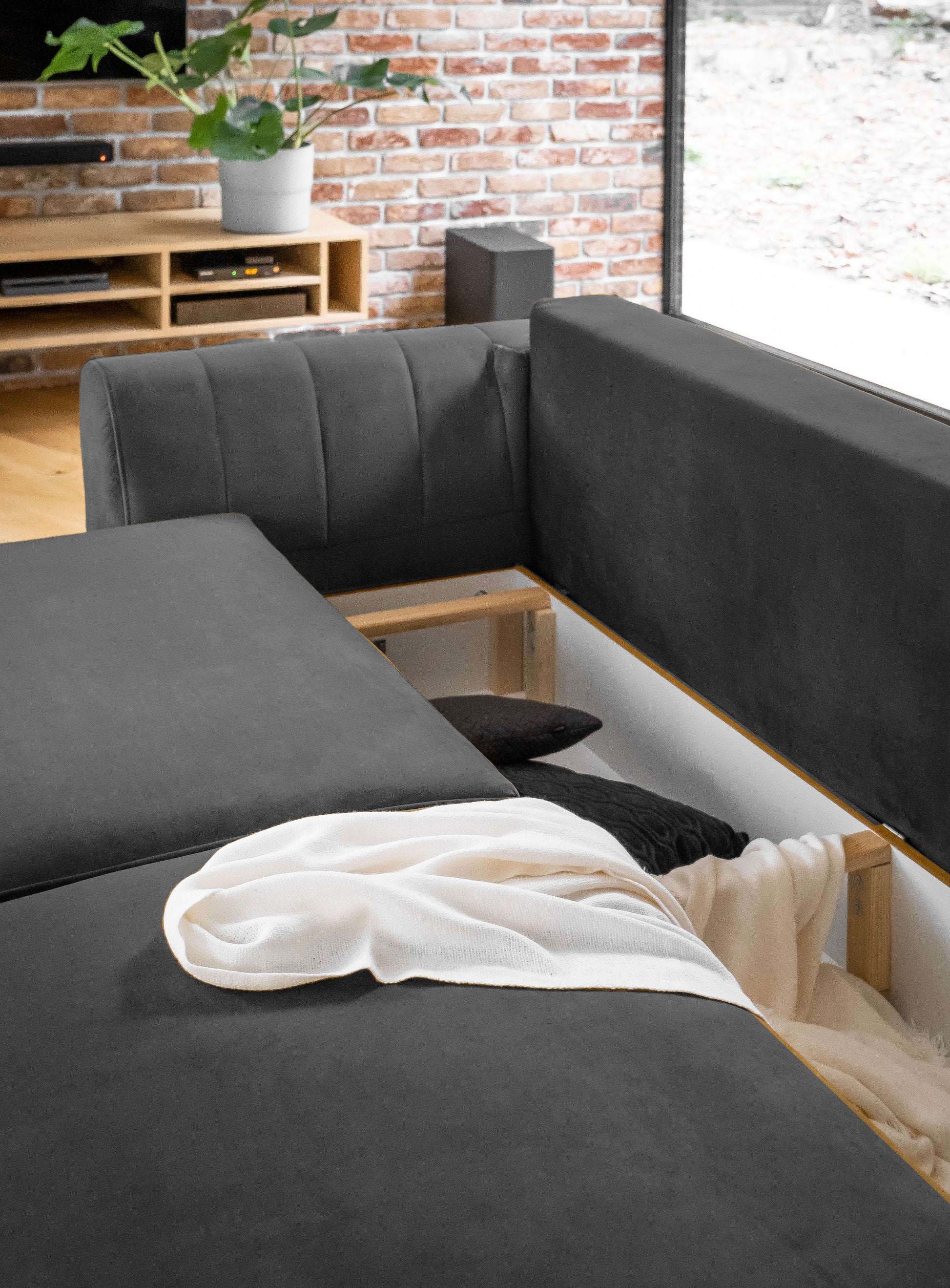 Sofa trzyosobowa z fotelem i pufą Megis Velvetmat 06 w szarej tapicerce. Komplet łączy wygodę użytkowania z eleganckim wyglądem wnętrza.
