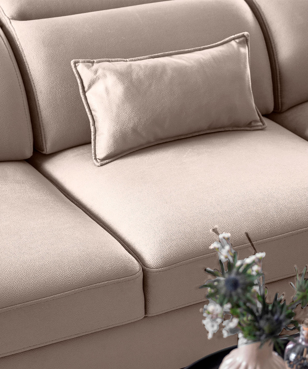 Narożnik Noble Sola 18 w eleganckim jasnobeżowym kolorze prezentujący praktyczny schowek, regulowane zagłówki oraz smukłe czarne nóżki. Designerski narożnik wypoczynkowy do nowoczesnego salonu inspirowanego stylem soft minimal i contemporary.