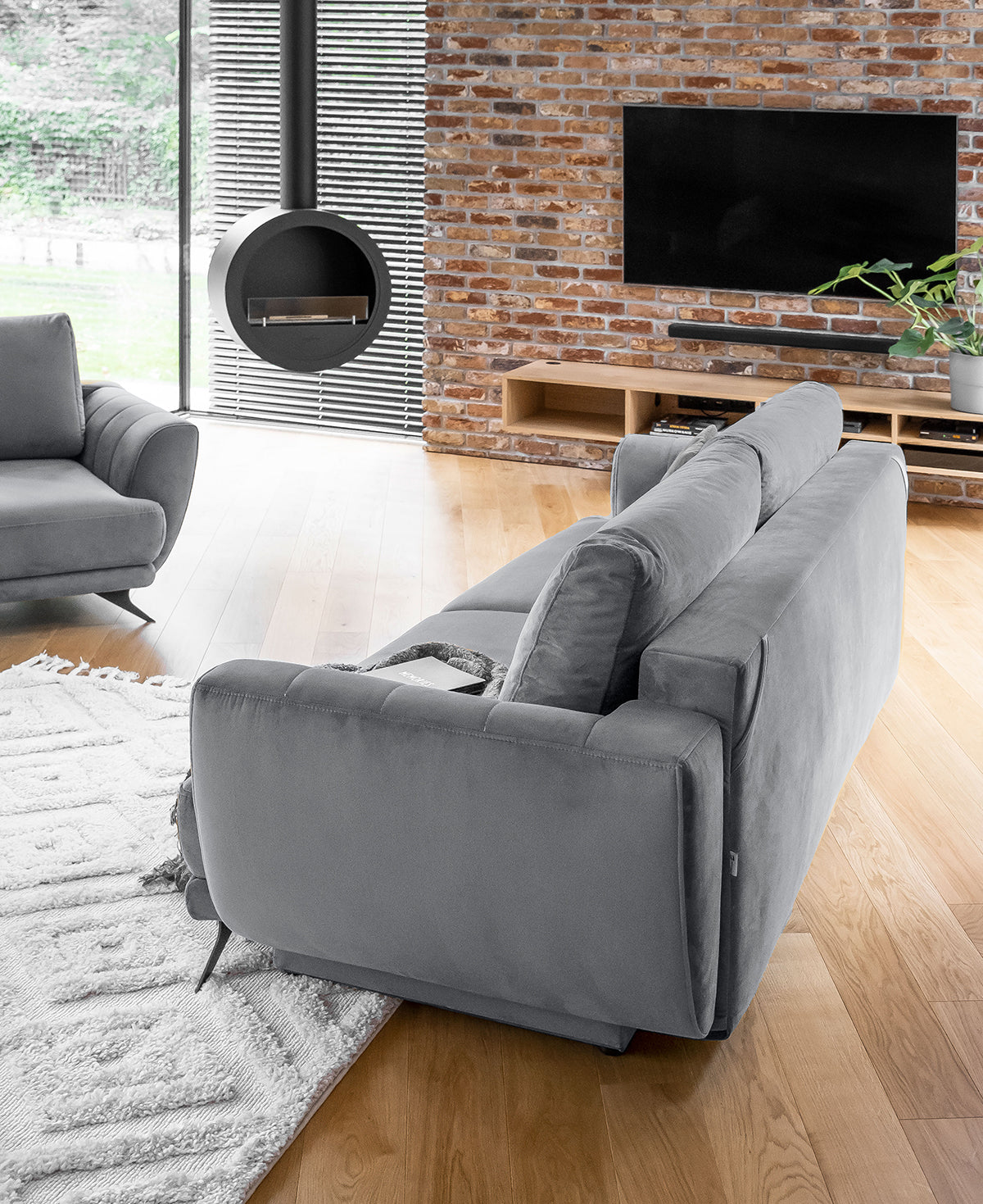 Komplet Megis Sola 04 w jasnej szarości tworzy funkcjonalną strefę wypoczynku. Minimalistyczna bryła i subtelna tapicerka nadają wnętrzu elegancki i spokojny charakter.
