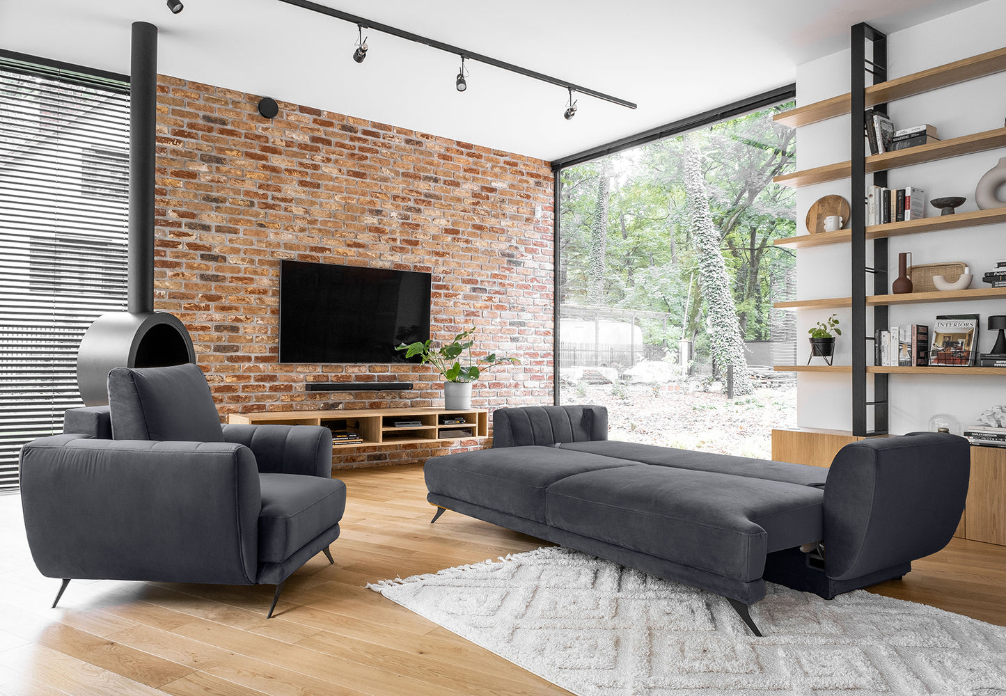 
Nowoczesny komplet Megis Sola 06 prezentuje sofę, fotel i pufę w szarej tkaninie. Smukłe nogi i minimalistyczna forma dobrze wpisują się w aranżacje loftowe i contemporary.
