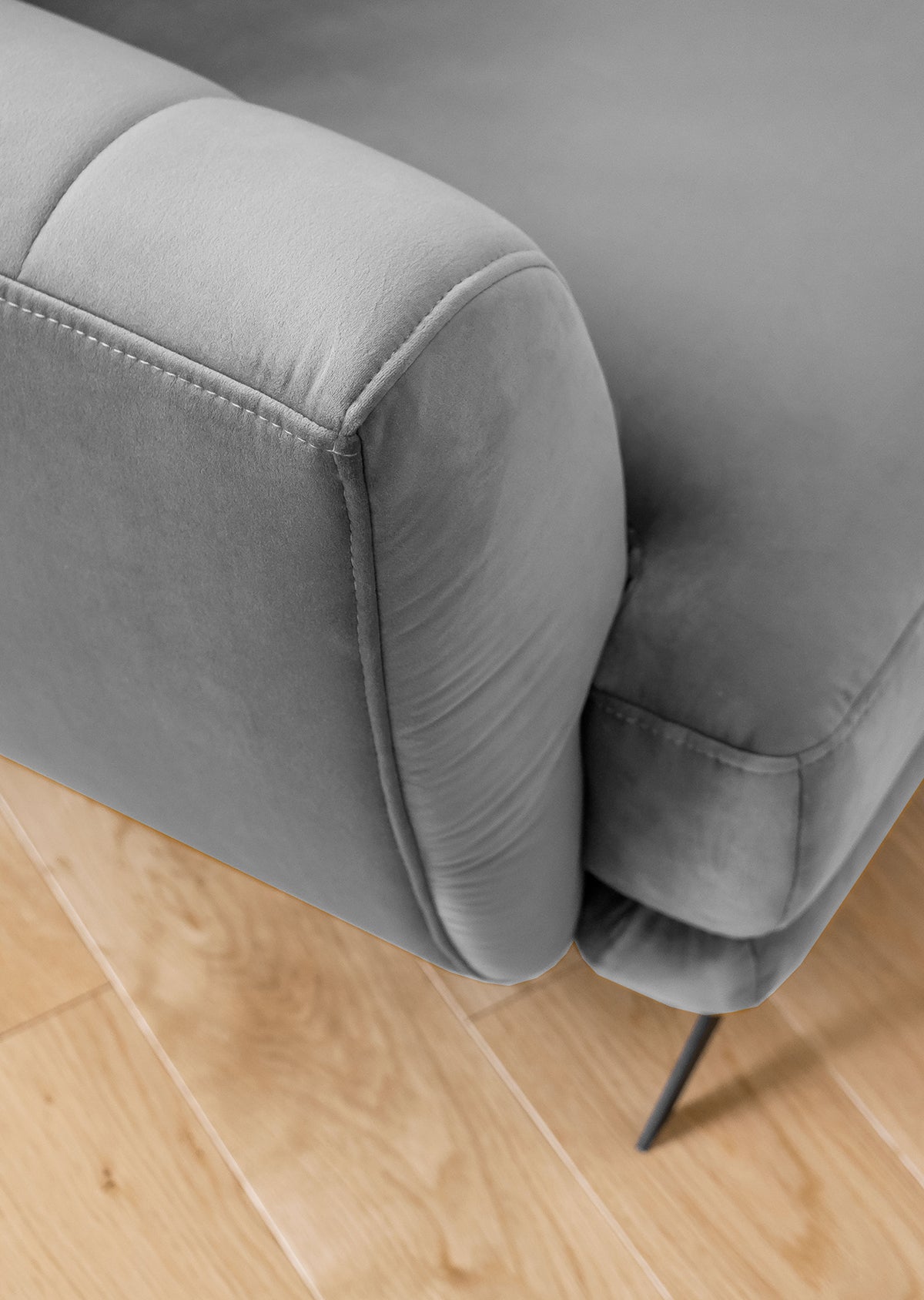Sofa, fotel i pufa Megis Nube w jasnym szarym wariancie kolorystycznym. Komplet tworzy lekką i harmonijną aranżację przestrzeni.