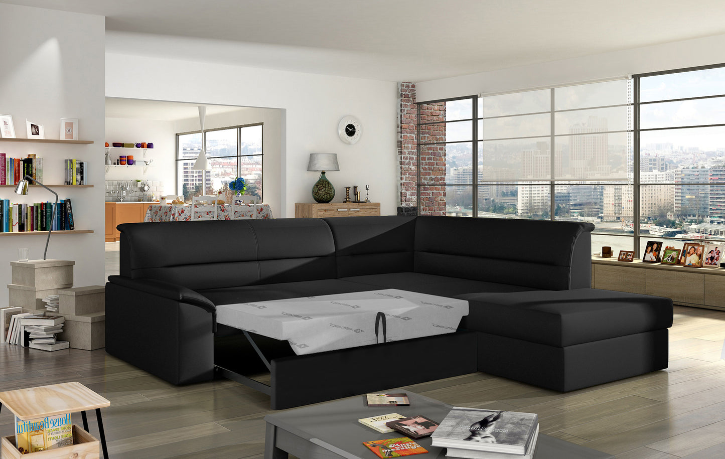 Elegancki narożnik Elano wykonany z tkaniny Soft 11 czarnej prezentuje minimalistyczną formę oraz wygodne szerokie siedziska. Designerski narożnik do rodzinnego salonu podkreśla nowoczesny charakter wnętrza i zapewnia wysoki komfort wypoczynku każdego dnia.