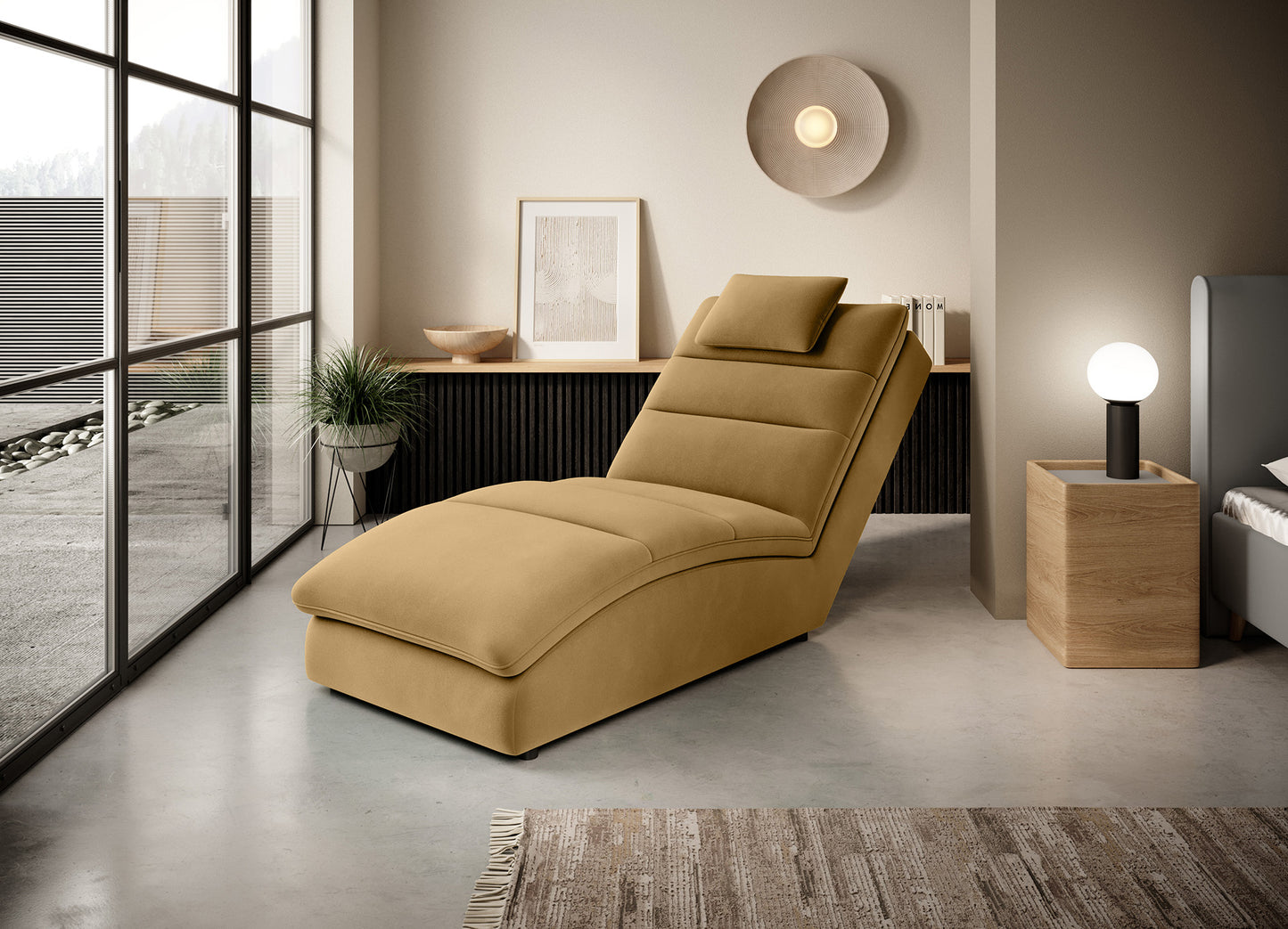 Szezlong Taco Nube 45 w ciepłym musztardowym odcieniu pokazany jako elegancki mebel do salonu lub sypialni, z miękką tapicerką, wyprofilowaną linią i komfortowym podparciem ciała.