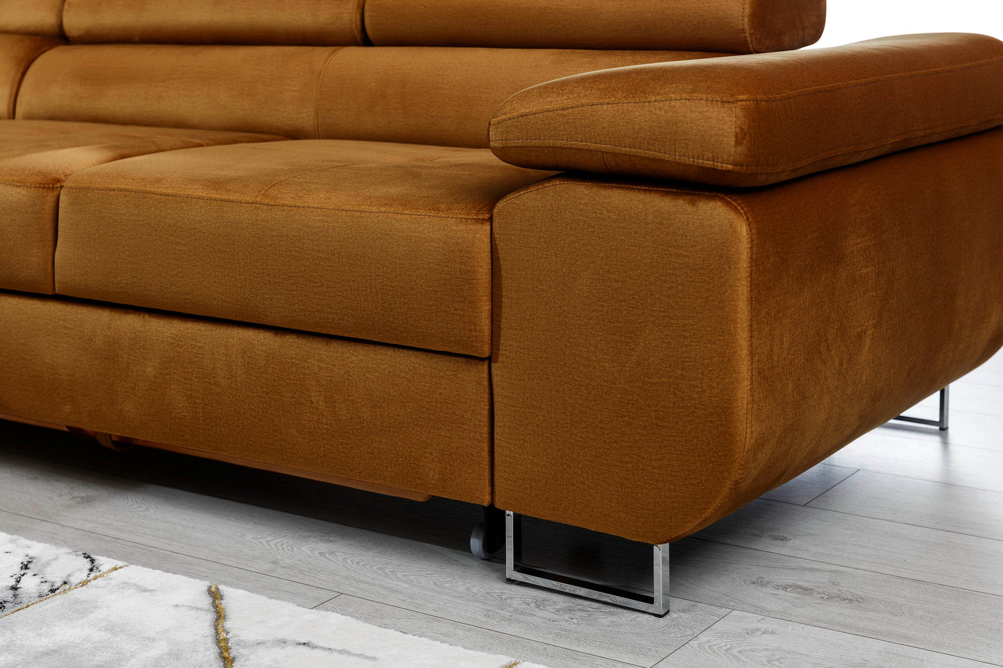 Detal narożnika Armando: żółta tkanina Monolith 48 i metalowa noga – widok narożnika z perspektywy podłogi.