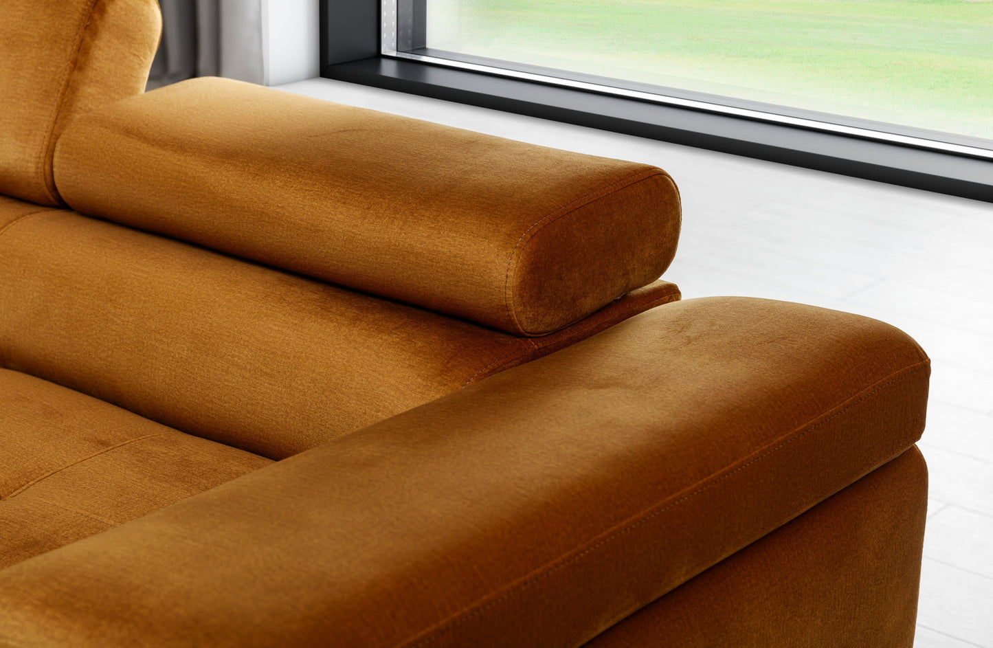 Zbliżenie na podłokietnik narożnika Armando w tkaninie Monolith 48 żółty – prezentacja przeszyć i faktury tapicerki.