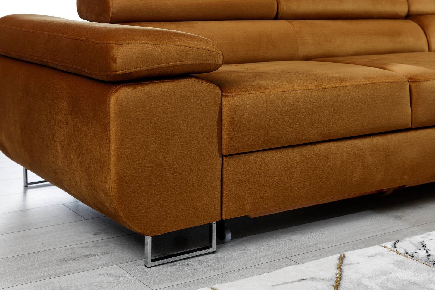 Detal narożnika Armando: żółta tkanina Monolith 48 i metalowa noga – widok narożnika z perspektywy podłogi.