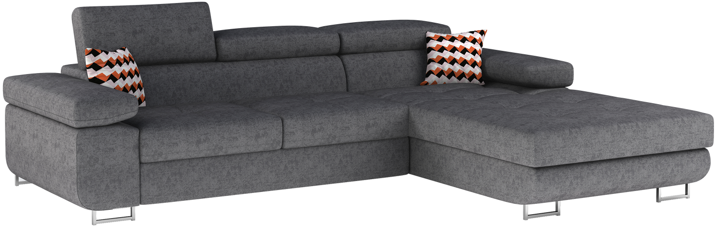 Narożnik Armando w układzie prawym, tapicerka Gusto 88 w odcieniu szarym z ozdobnymi poduszkami Zigzag 60, ujęcie produktowe na neutralnym tle, pełny widok sofy.