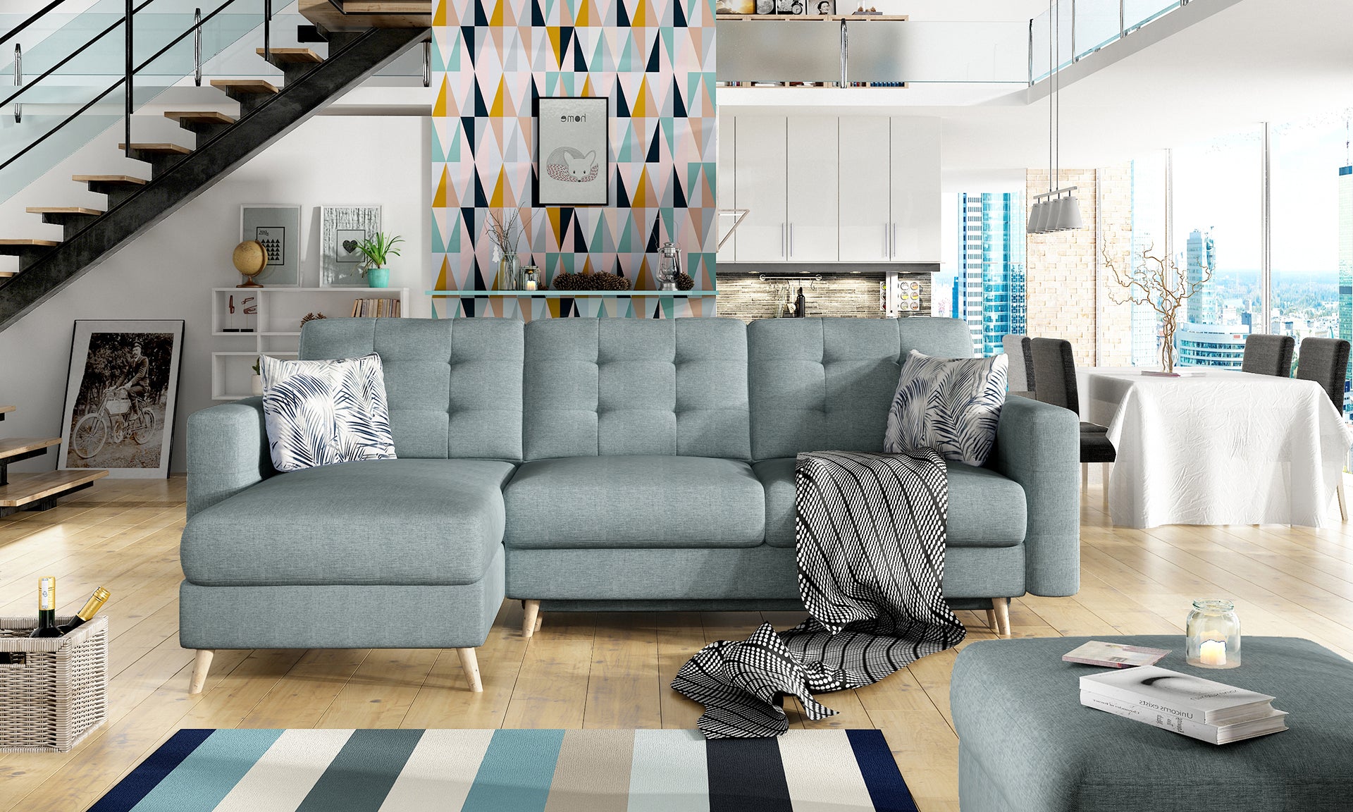 Stylowy narożnik Asgard L w odcieniu delikatnego niebieskiego (Cover 70) z poduszkami Botanical 80, w jasnym, nowoczesnym apartamencie z widokiem na miasto.