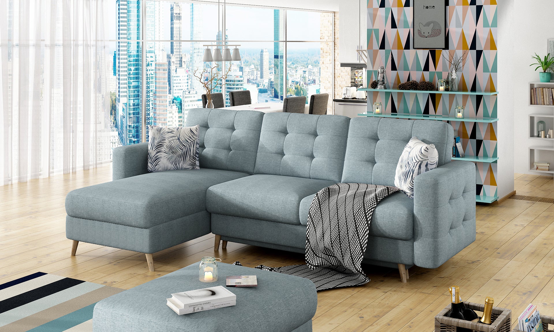 Narożnik Asgard L w tkaninie Cover 70 w kolorze niebieskim, z poduszkami Botanical 80 i czarno-białym pledem, w designerskiej aranżacji z panoramicznymi oknami.
