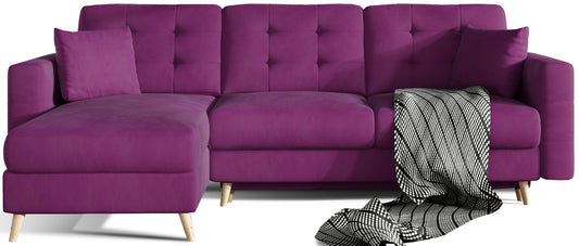 Narożnik Asgard L w kolorze bordowym MattVelvet 68 w układzie uniwersalnym, z dekoracyjnymi poduszkami i narzutą, widok na sofę od frontu.