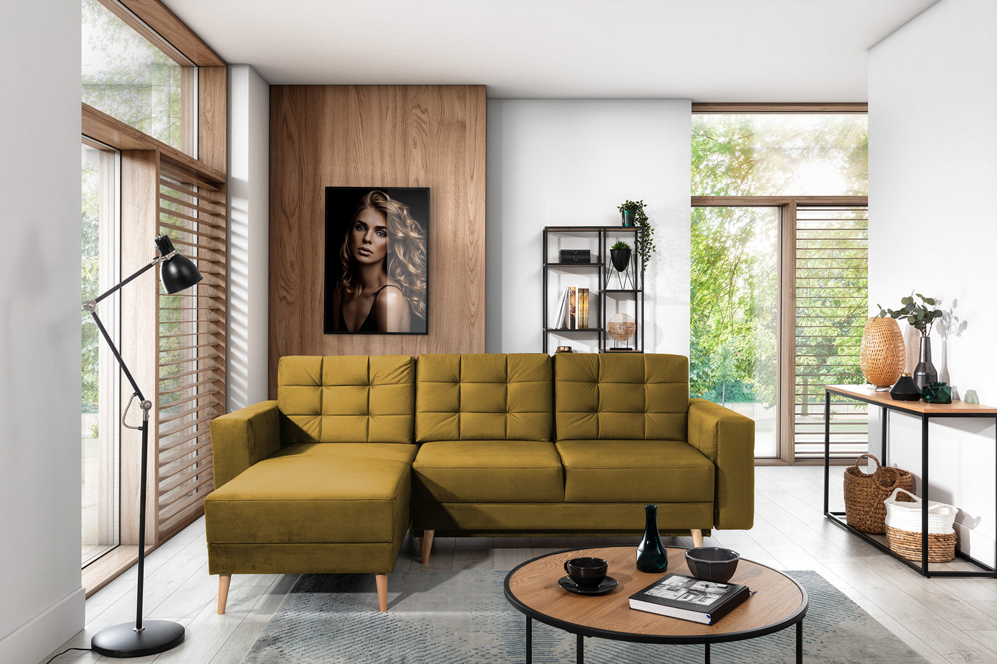 Narożnik Asgard L Monolith 48 żółty w nowoczesnym salonie z dużymi oknami, drewnianym panelem na ścianie i industrialnymi dodatkami.