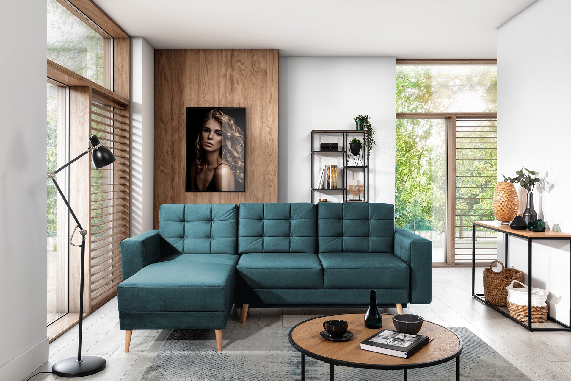 Stylowy narożnik Asgard L w kolorze Monolith 76 jasnoniebieski ustawiony w jasnym salonie, prezentujący się w eleganckiej aranżacji wnętrza z drewnianymi akcentami.