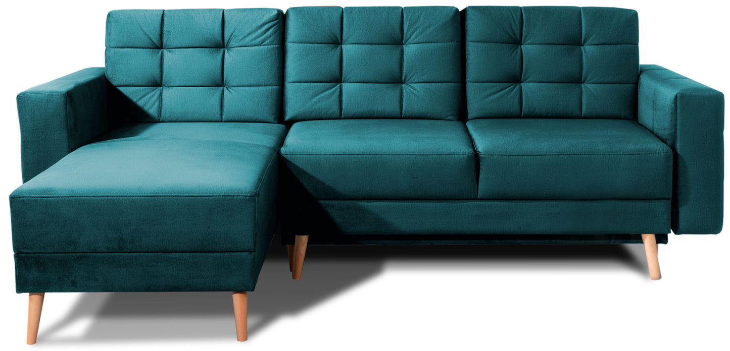 Narożnik Asgard L w tkaninie Monolith 76 jasnoniebieski, widok od frontu na białym tle, nowoczesna forma z pikowanymi oparciami i drewnianymi nóżkami.