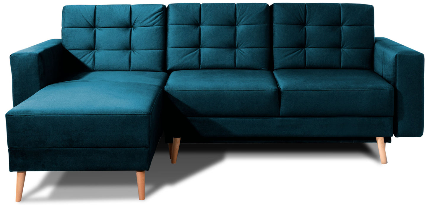 Narożnik Asgard L w tkaninie Monolith 77 w kolorze głębokiego niebieskiego, widok na całą bryłę z uniwersalnym układem i drewnianymi nóżkami.