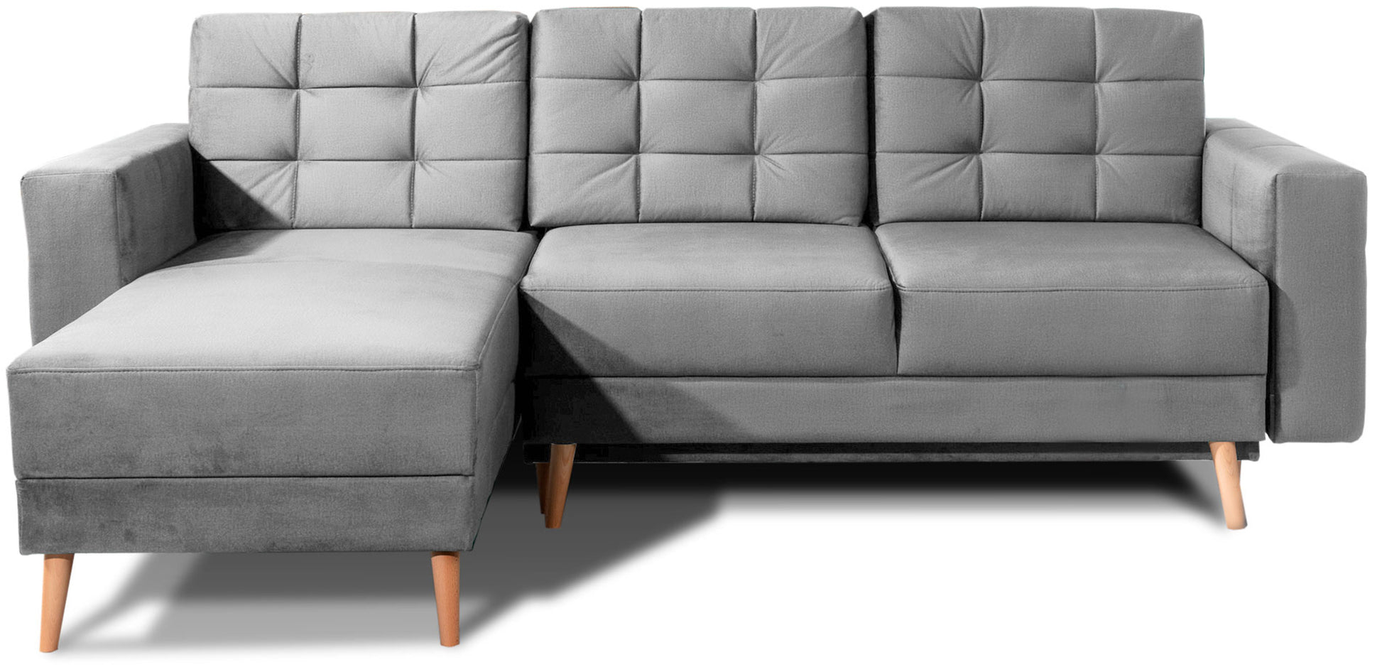 Narożnik Asgard L w kolorze Monolith 84 jasnoszary na białym tle, widok frontalny, prezentujący pikowane oparcie, miękkie siedziska i drewniane nóżki.