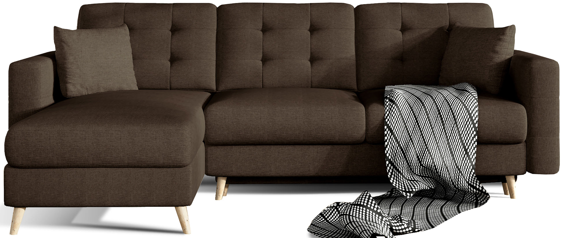 Narożnik Asgard L w kolorze Sawana 16 brązowy z uniwersalnym układem, tapicerowany tkaniną o wyraźnej strukturze, z pikowanym oparciem, jasnobrązowymi poduszkami i czarnobiałym pledem, widok z przodu na białym tle.