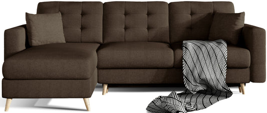 Narożnik Asgard L w kolorze Sawana 16 brązowy z uniwersalnym układem, tapicerowany tkaniną o wyraźnej strukturze, z pikowanym oparciem, jasnobrązowymi poduszkami i czarnobiałym pledem, widok z przodu na białym tle.