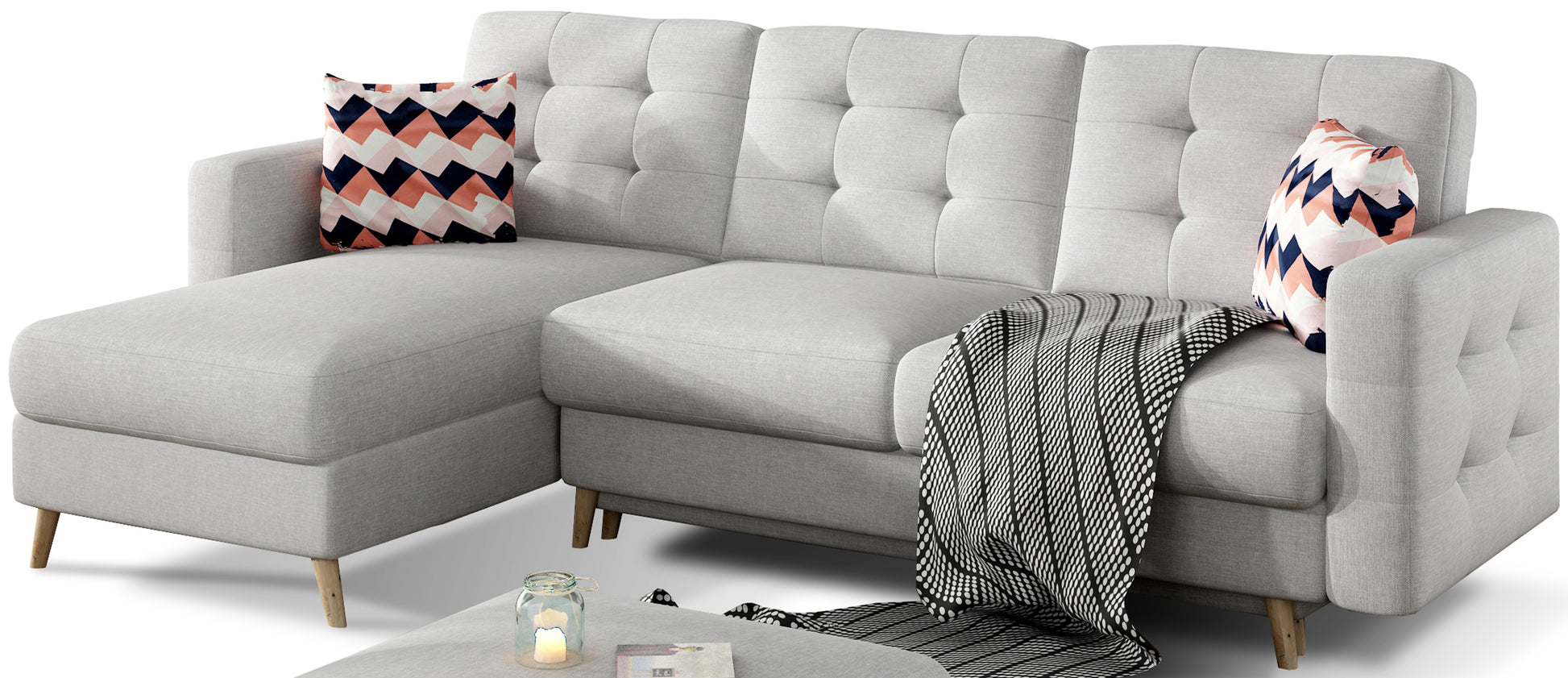 Narożnik Asgard L w kolorze brązowym Sawana 16 z drewnianymi nogami, dwoma poduszkami i czarno-białym pledem – ujęcie produktowe na białym tle.