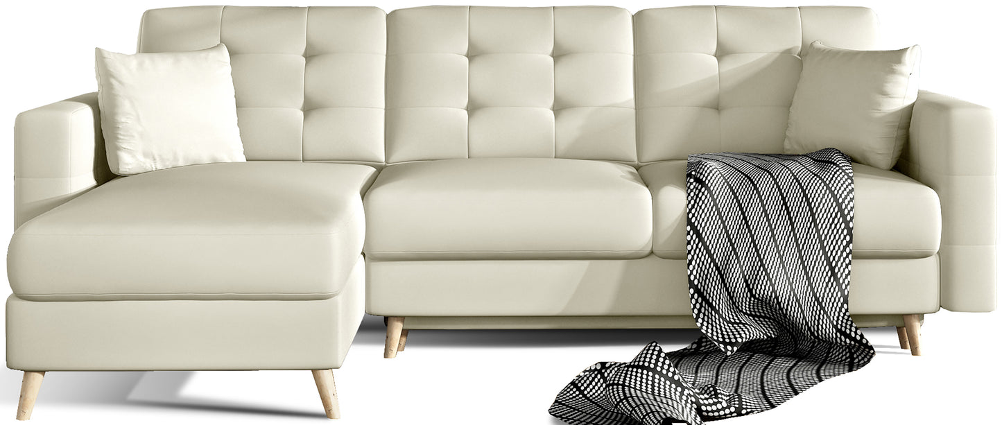 Narożnik Asgard L w kolorze Soft 33 jasnobeżowy, widok z przodu na białym tle, pikowane oparcia i siedziska, uniwersalny układ z szezlongiem po lewej stronie.