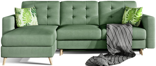 Narożnik Asgard L w kolorze jasnozielonym Soro 34 z poduszkami Jungle 32, widok z przodu na białym tle, z dekoracyjnym kocem i drewnianymi nogami.