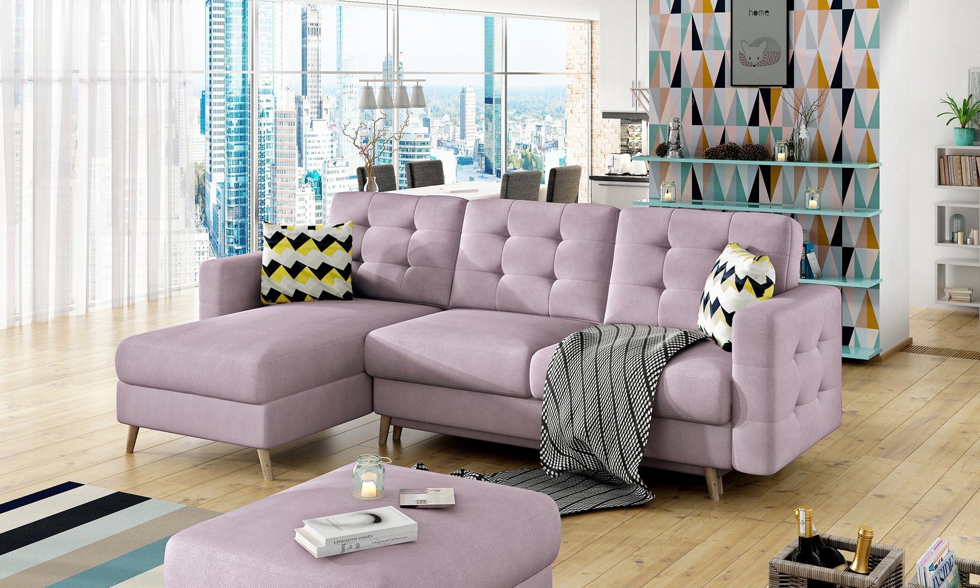 Jasnoróżowy narożnik Asgard L z geometrycznymi poduszkami Zigzag 53 ustawiony w przestronnym mieszkaniu z panoramicznymi oknami i drewnianą podłogą.