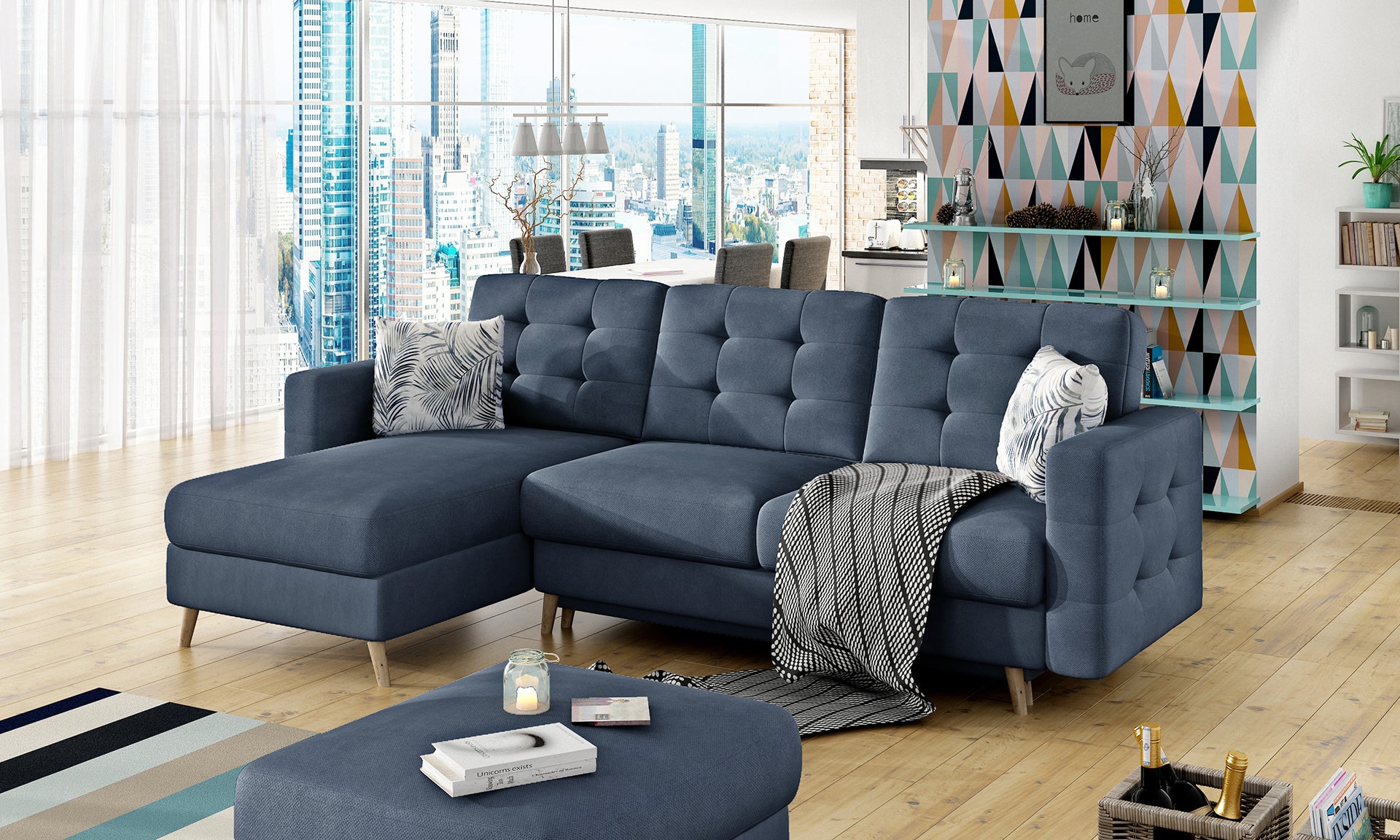 Kątowy widok granatowego narożnika Asgard L z miękkimi poduszkami i stylowym wystrojem w jasnym apartamencie.