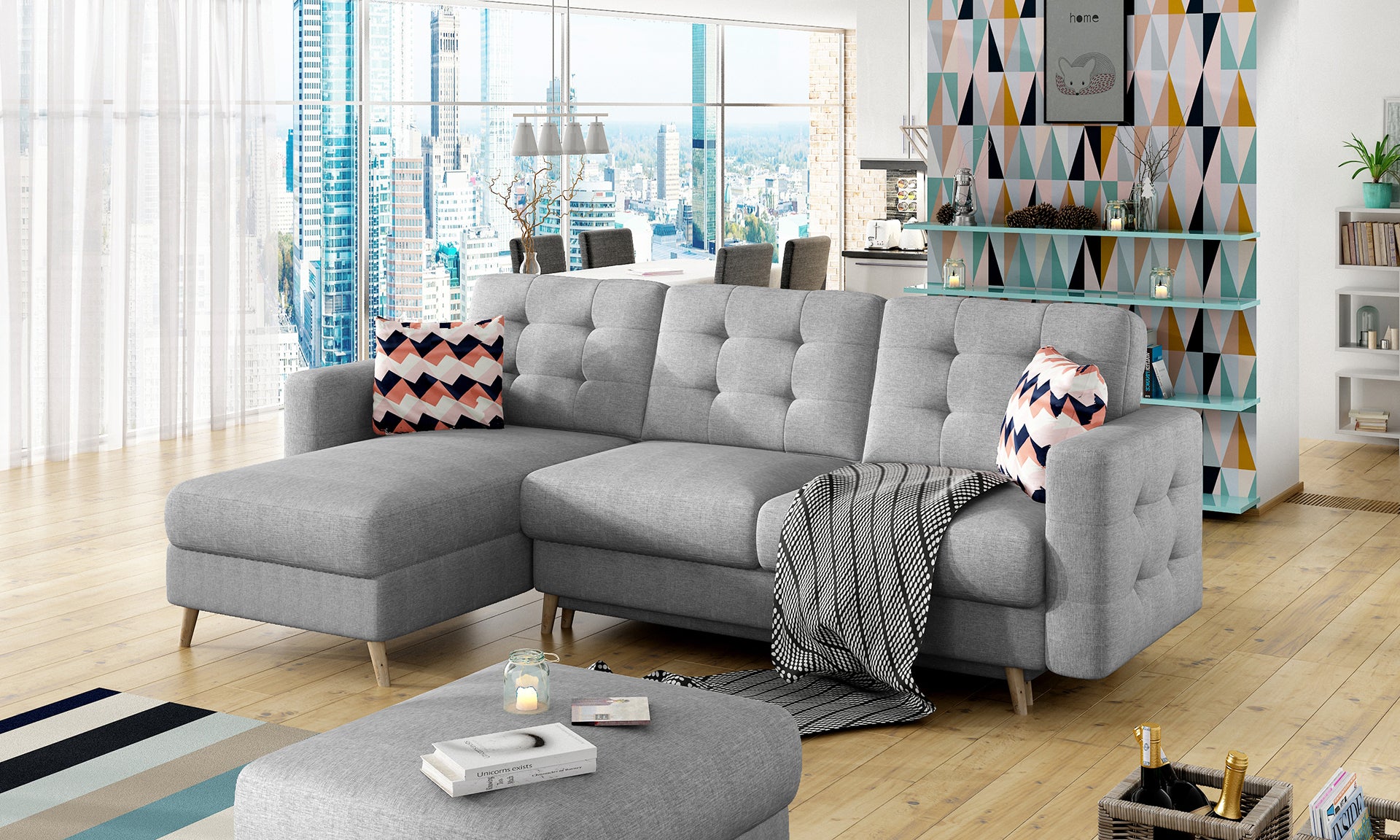 Narożnik Asgard L w tkaninie Cover 87 z geometrycznymi poduszkami Zigzag 60, ustawiony w przestronnym, nowoczesnym wnętrzu z drewnianą podłogą i widokiem na miasto, układ uniwersalny.
