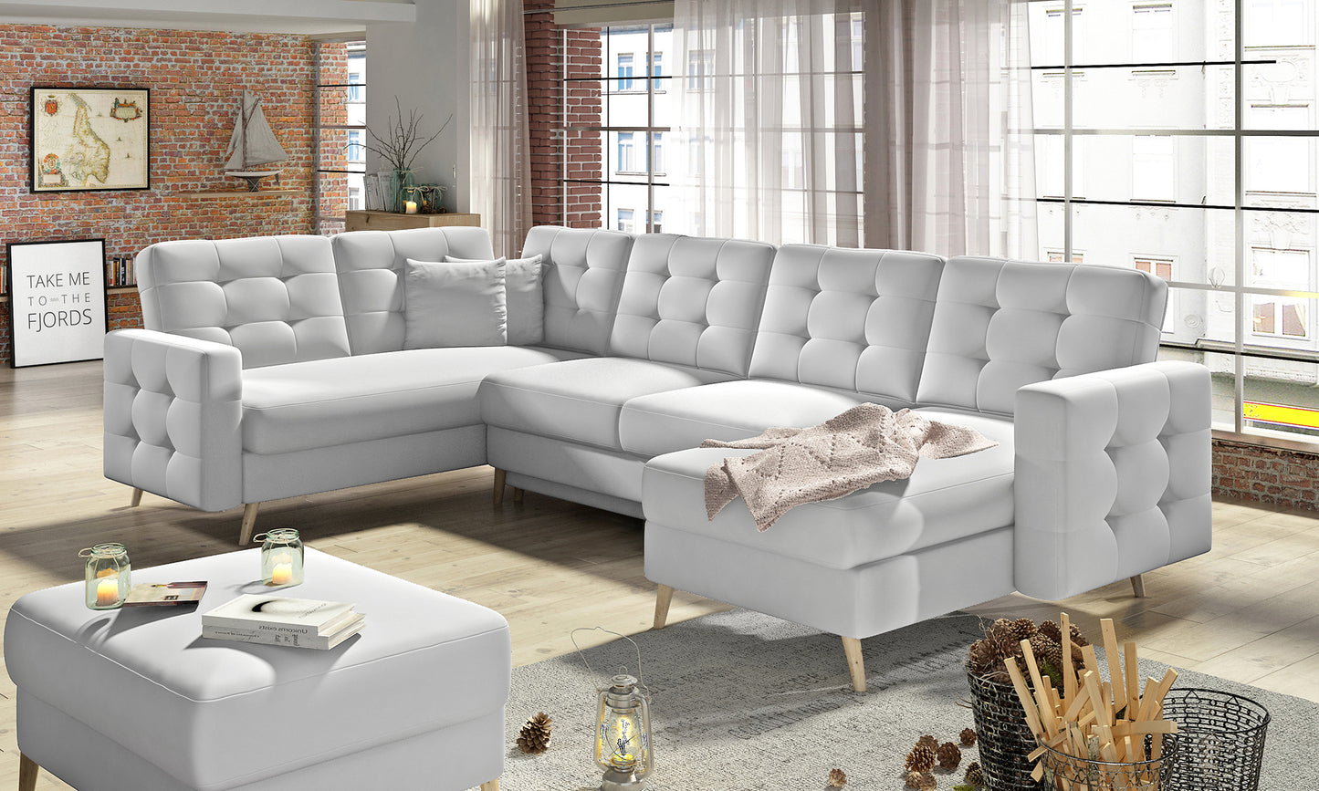 Duży narożnik Asgard w tkaninie Soft 17 w kolorze białym z funkcjonalnym układem U i stylowym wykończeniem. Miękkie siedziska oraz elegancka forma tworzą przytulną przestrzeń do relaksu w nowoczesnym wnętrzu.