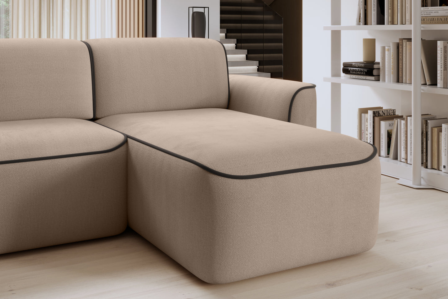 Szezlong narożnika Ume Amore 18 beżowy z lamówką Velvetmat 22 brązową – detal miękkiego, zaokrąglonego siedziska.