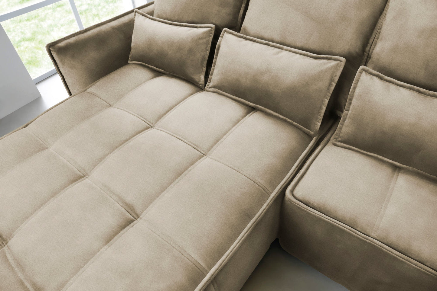 Zbliżenie na pikowaną powierzchnię siedziska i prostokątne poduszki narożnika Campo w układzie lewym, tkanina Nube 20 beżowy.