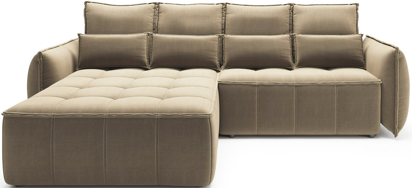 Narożnik Campo w układzie lewym, tapicerka Nube 20 beżowy, widok z przodu na białym tle z pikowanym siedziskiem.