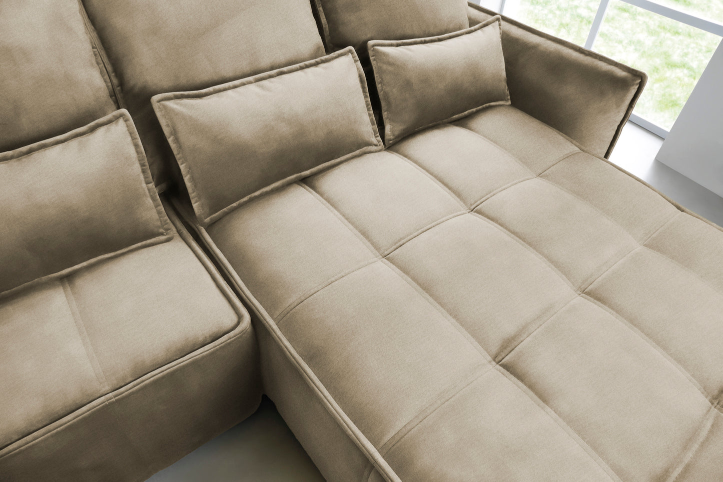 Zbliżenie na pikowane siedzisko i prostokątne poduszki narożnika Campo w układzie prawym, tapicerka Nube 04 szary.