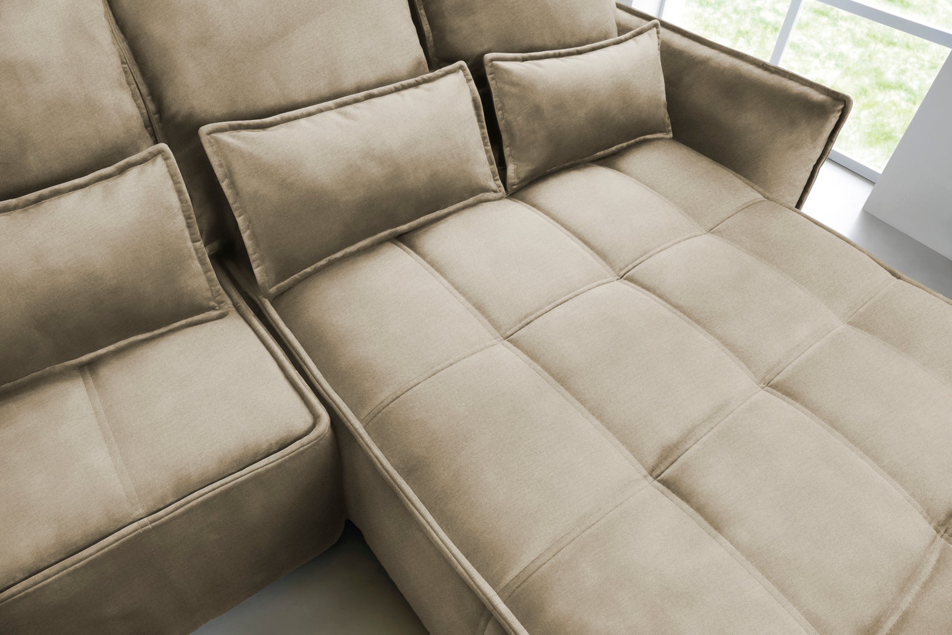 Zbliżenie na pikowane siedzisko i prostokątne poduszki narożnika Campo w układzie prawym, tapicerka Nube 04 szary.