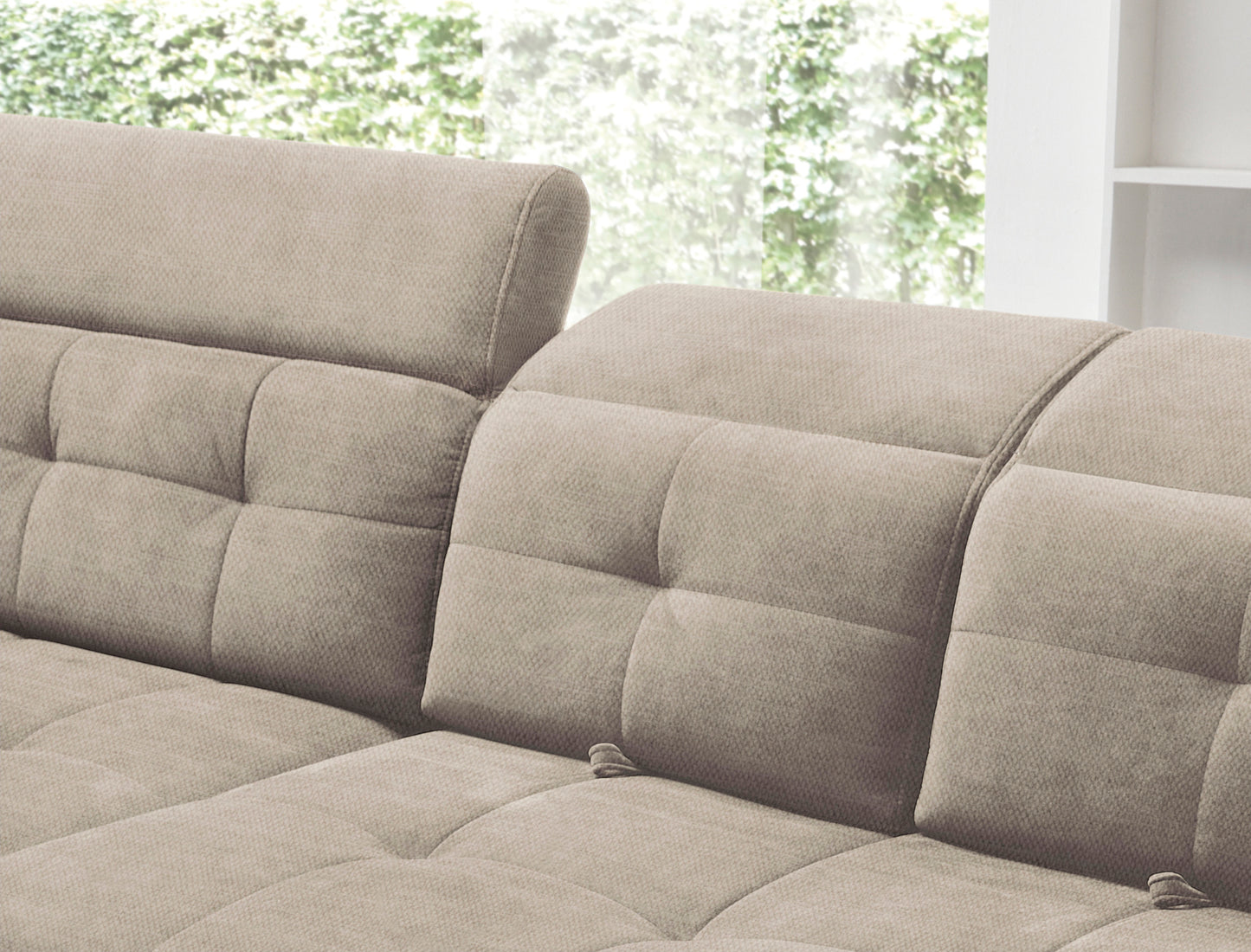 Zbliżenie na pikowane siedzisko i stylowy profil podłokietnika narożnika Inferne Raquel 20 beżowego.