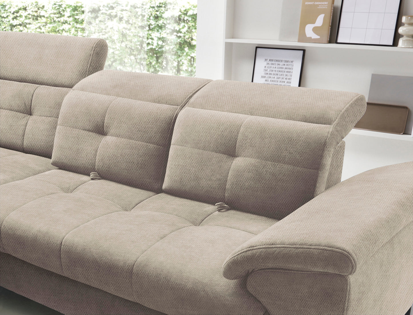 Widok na regulowany zagłówek oparcia narożnika Inferne Raquel 20 beżowego w układzie lewym, z mechanizmem pochylania.