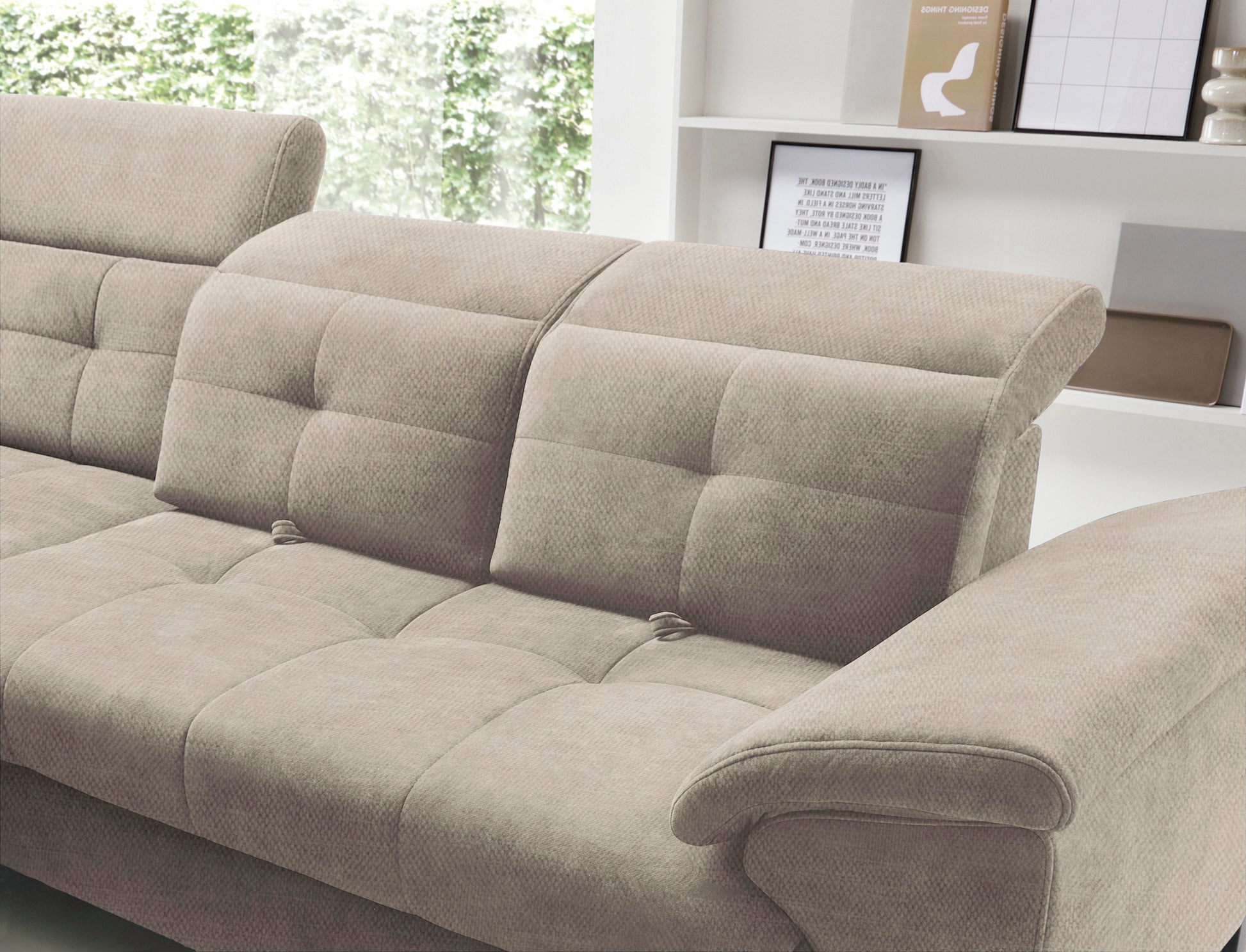 Widok na regulowany zagłówek oparcia narożnika Inferne Raquel 20 beżowego w układzie lewym, z mechanizmem pochylania.