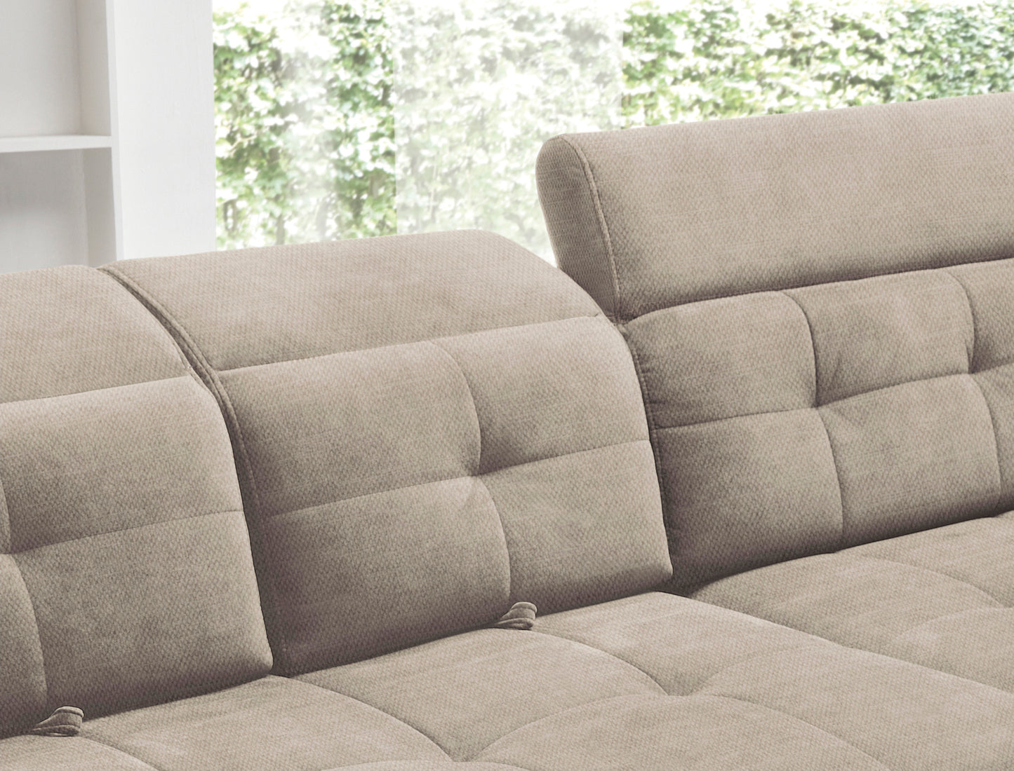 Zbliżenie na pikowane siedzisko i stylowy profil podłokietnika narożnika Inferne Raquel 20 beżowego.