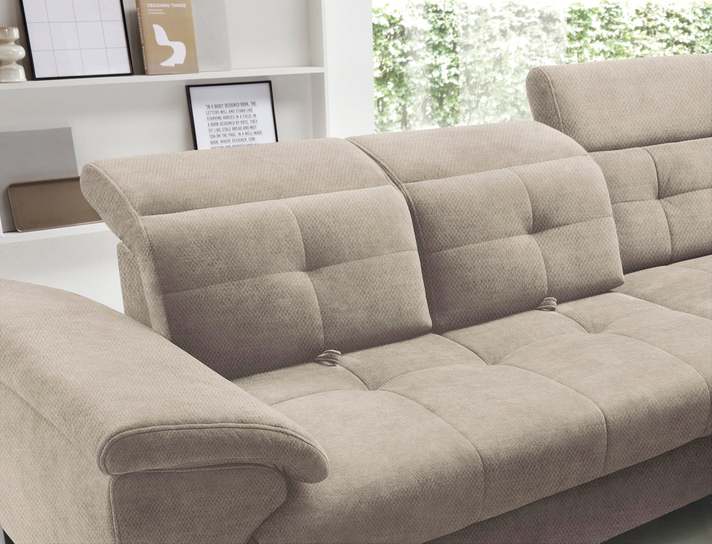 Widok na regulowany zagłówek oparcia narożnika Inferne Raquel 20 beżowego w układzie prawym, z mechanizmem pochylania.