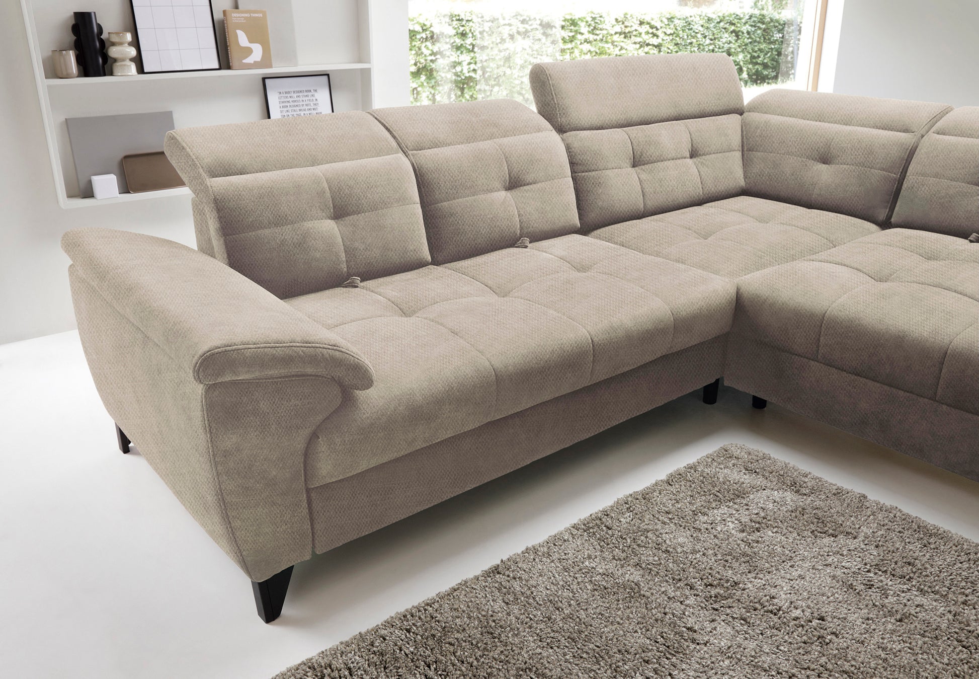 Detal trzech pozycji rozłożenia zagłówków w narożniku Inferne Raquel 20 beżowym w układzie prawym.