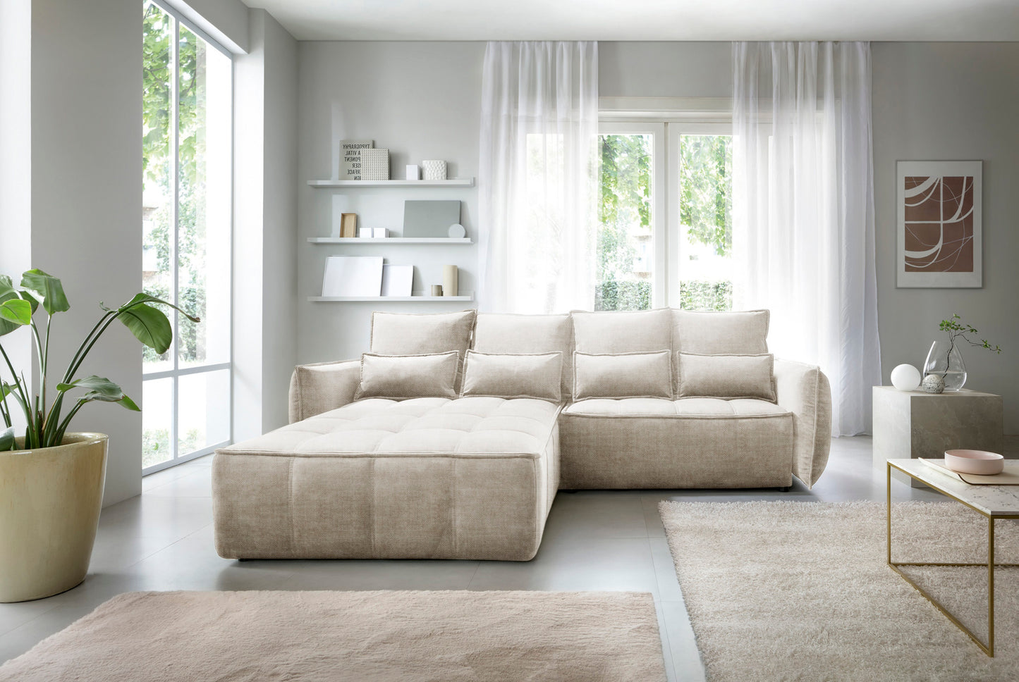 Narożnik Campo Relax 18 beżowy w lewostronnym układzie, ustawiony w jasnym salonie przy dużym oknie, z miękkimi, zaokrąglonymi podłokietnikami.