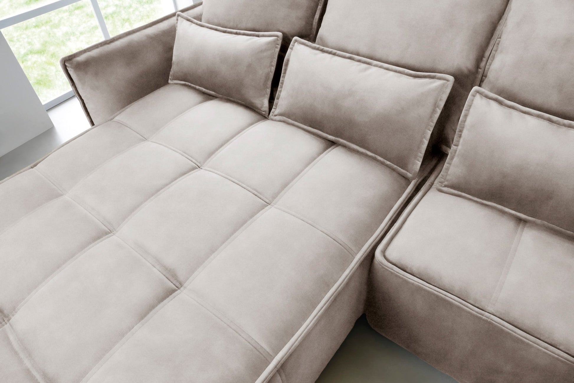 Detal siedziska narożnika Campo Relax 18 beżowego w układzie lewym, eksponujący regularne przeszycia i prostokątne poduszki.