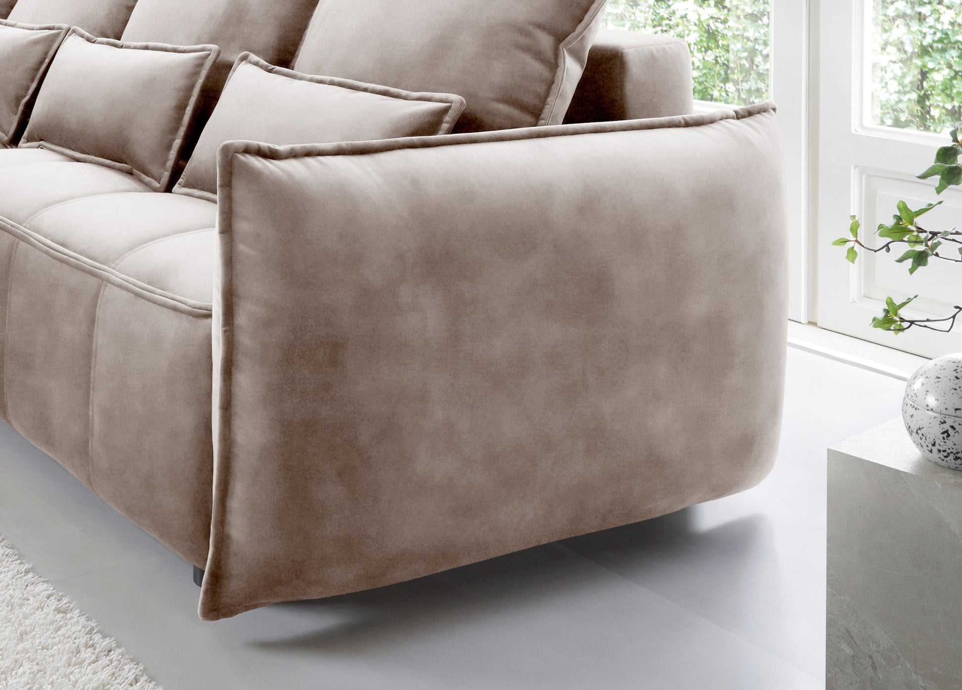 Zbliżenie prawego bocznego panelu narożnika Campo Relax 18 beżowego, uwypuklające miękki materiał i precyzyjne obszycie krawędzi.