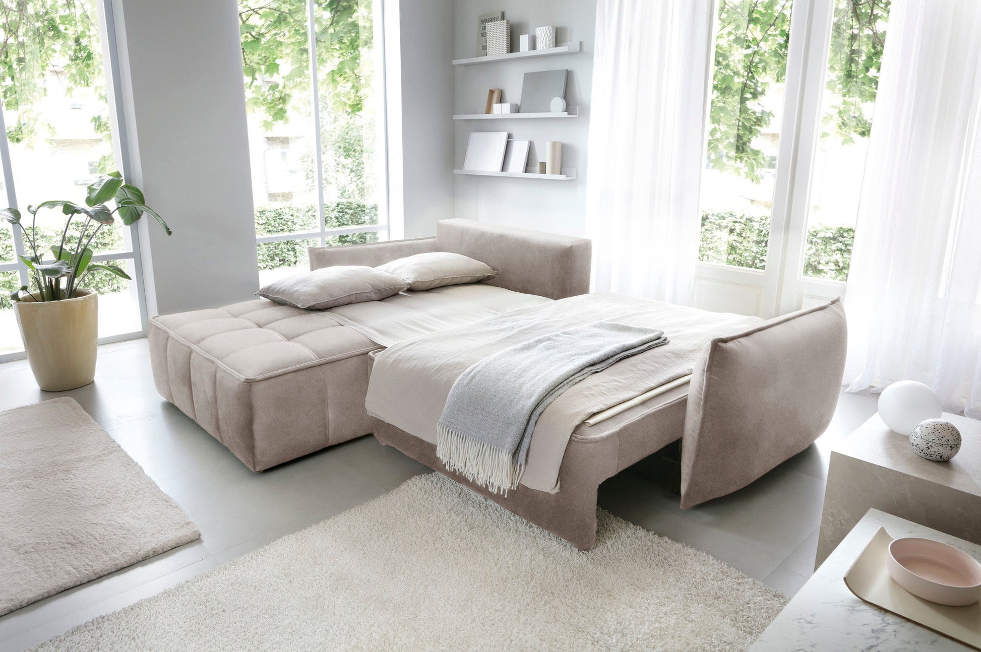Narożnik Campo Relax 18 beżowy układ lewy, przekształcony w wygodne łóżko z rozwiniętą pościelą i odsłoniętym stelażem.