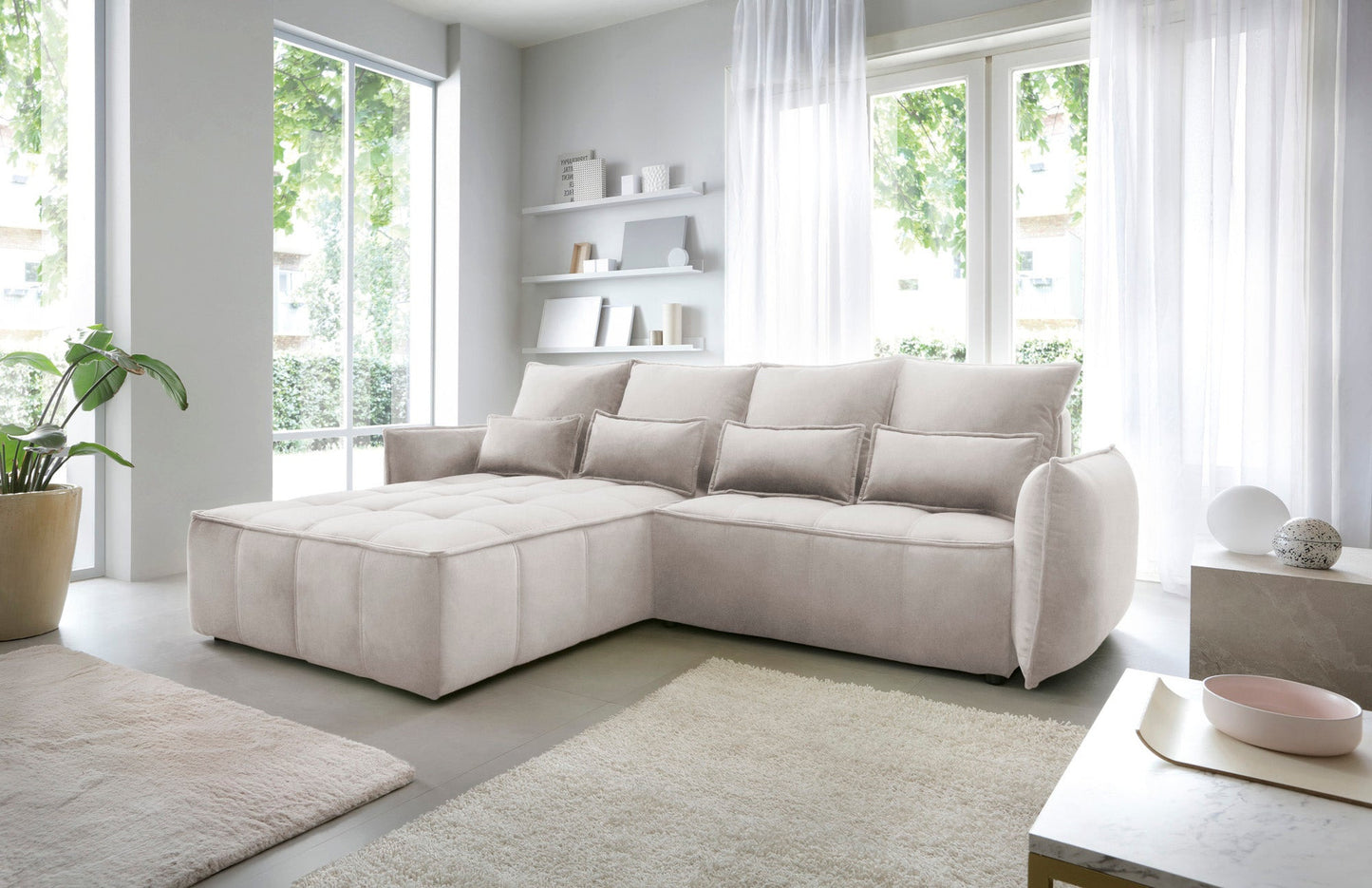 Narożnik Campo Relax 18 beżowy w lewostronnym układzie, prezentowany w stylowej aranżacji wnętrza z widocznym pikowanym pufem.