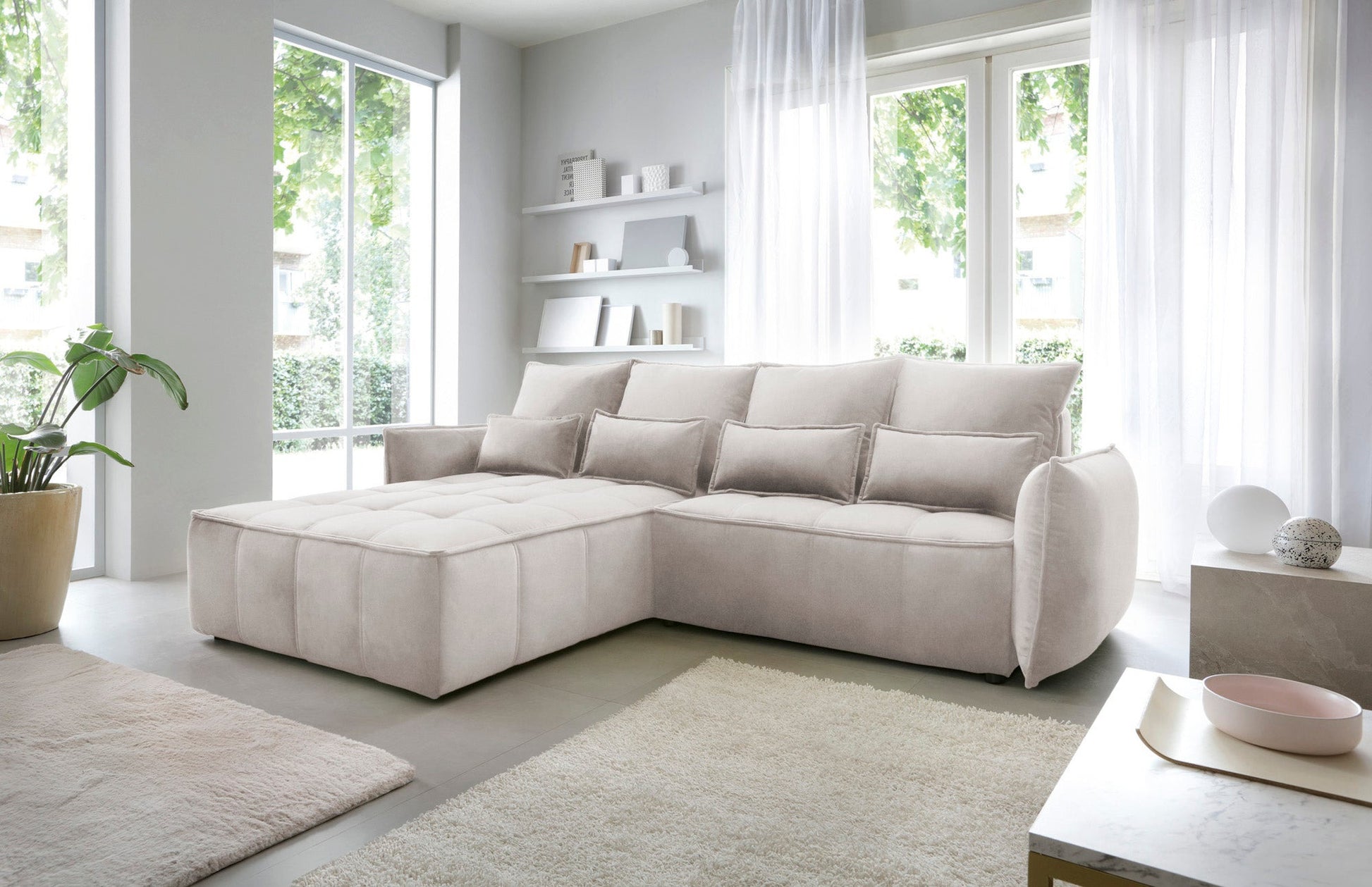 Narożnik Campo Relax 18 beżowy w lewostronnym układzie, prezentowany w stylowej aranżacji wnętrza z widocznym pikowanym pufem.